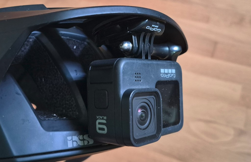 GoPro HERO9 montata capovolta sotto la visiera del casco